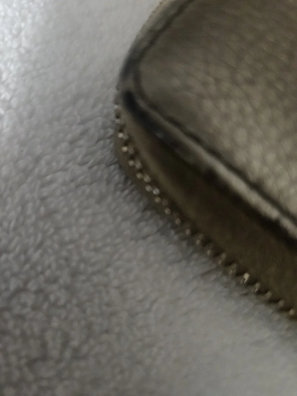 🩷❣️Authentic Gucci Metallic Silver Zip Around Wallet with Tassel - Preowned💝❤️